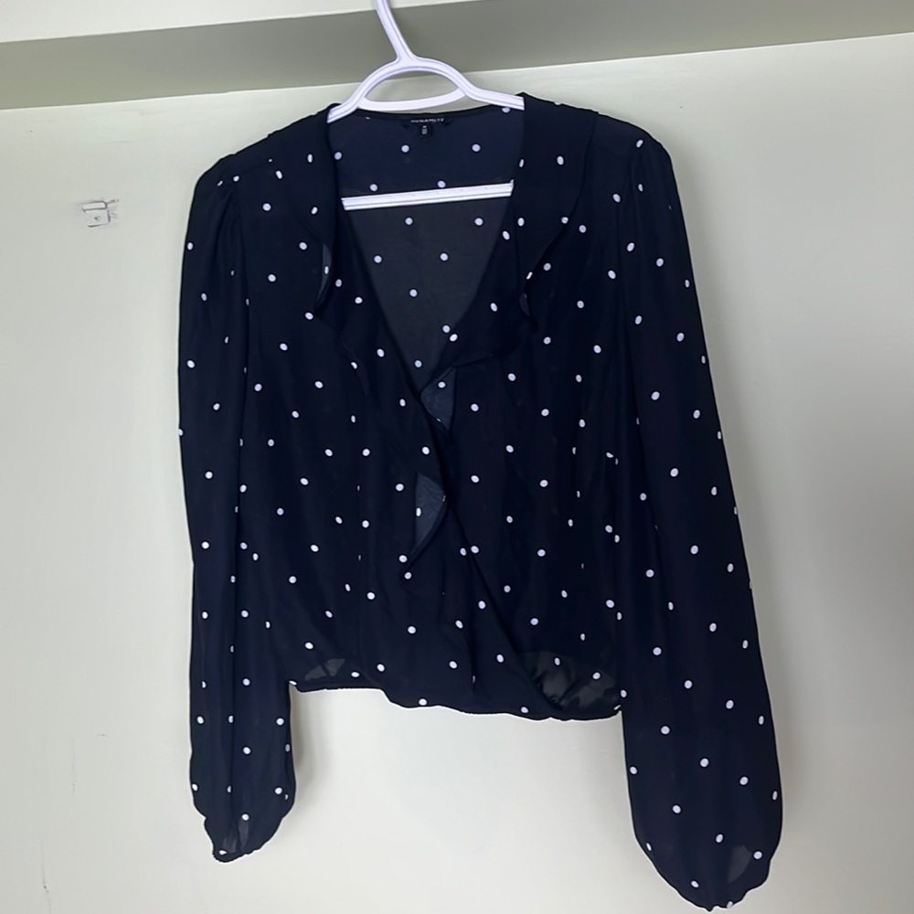 Dynamite Black and white polka dot blouse in size M 🖤🤍